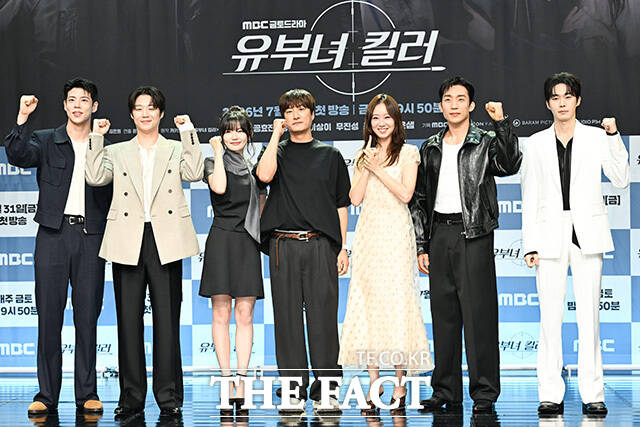 배우 최우성과 정준원, 이은샘, 윤종호 감독, 배우 공효진, 이상이, 무진성(왼쪽부터)이 30일 오후 서울 마포구 MBC 골든마우스홀에서 열린 MBC 새 금토드라마 '유부녀 킬러' 제작발표회에 참석해 포즈를 취하고 있다./송호영 기자