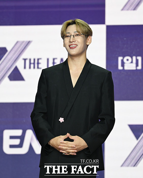 기은세와 노희영, 티파니, 뱀뱀이 포즈를 취하고 있다.