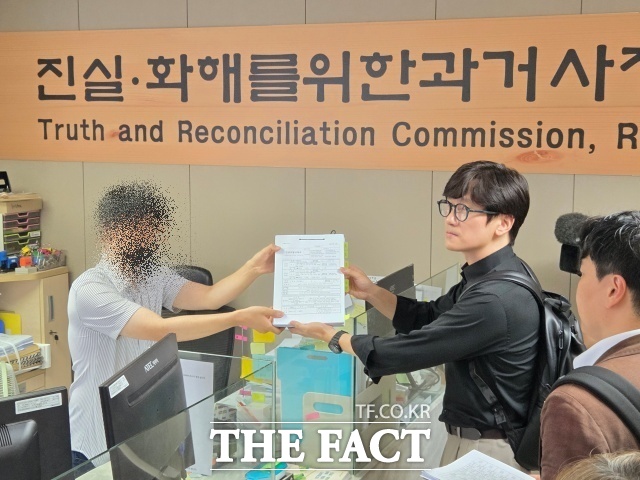 한베평화재단과 민주사회를 위한 변호사모임(민변) 등은 30일 오전 서울 중구 진실·화해를위한과거사정리위원회(진실화해위)에 베트남전쟁 당시 한국군의 민간인 학살 피해자와 유가족 9명을 대리해 진실규명 신청서를 제출했다. /안디모데 기자