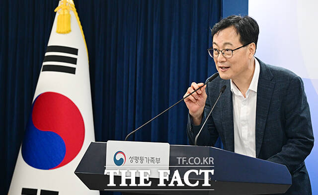 김성철 성평등가족부 안전인권정책관이 30일 오전 서울 종로구 정부서울청사에서 가정폭력 실태조사 결과를 발표하고 있다. /임영무 기자