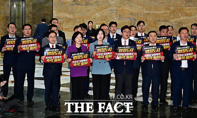 김미애 국민의힘 원내정책수석부대표(가운데)가 30일 오후 서울 여의도 국회 본회의장 앞에서 열린 보완수사권 폐지 강행처리 규탄대회에 참석해 구호를 외치고 있다. /국회=배정한 기자