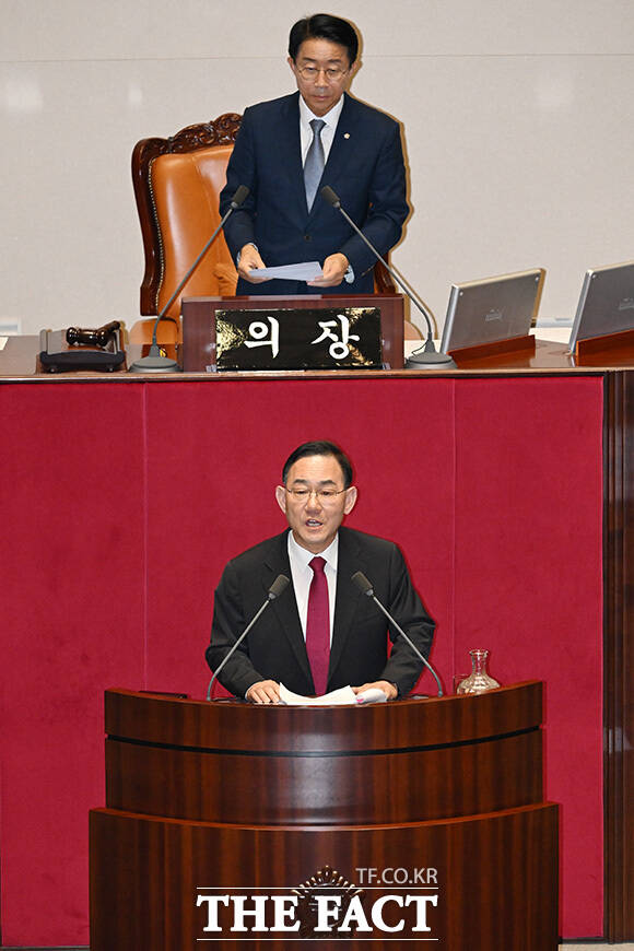 무제한토론(필리버스터) 첫 주자 나선 주 의원(아래).