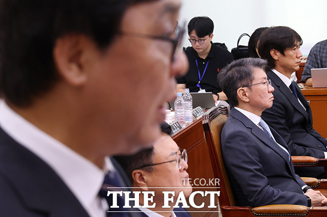 고개 숙인 한국 축구 전 수장들. 정몽규 전 대한축구협회장(왼쪽)과 홍명보 전 축구국가대표 감독.