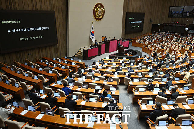 김승원 더불어민주당 의원이 30일 오후 서울 여의도 국회에서 열린 제3차 본회의에서 검사의 보완수사권 폐지를 골자로 한 '형사소송법 개정안' 제안설명을 하고 있다. /국회=남용희 기자