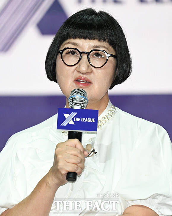 기은세와 노희영, 티파니, 뱀뱀이 포즈를 취하고 있다.