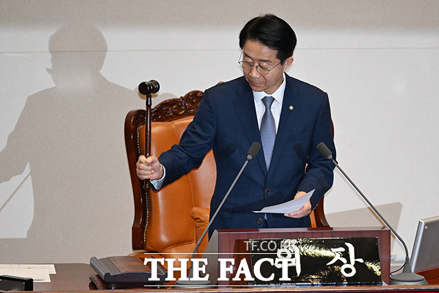 '제9회 전국동시지방선거 투표용지 부족 사태 등 국민참정권 침해 의혹 진상규명을 위한 특별검사의 임명 등에 관한 법률안' 통과를 알리며 의사봉 두드리는 조 의장.