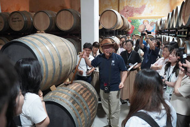 충남 예산군 예산사과와인 양조장 지하 숙성실에서 정제민 대표가 베럴 티프(Barrel Thief)를 이용해 오크통에 있는 술을 뽑아 올리고 있다./농림축산식품부