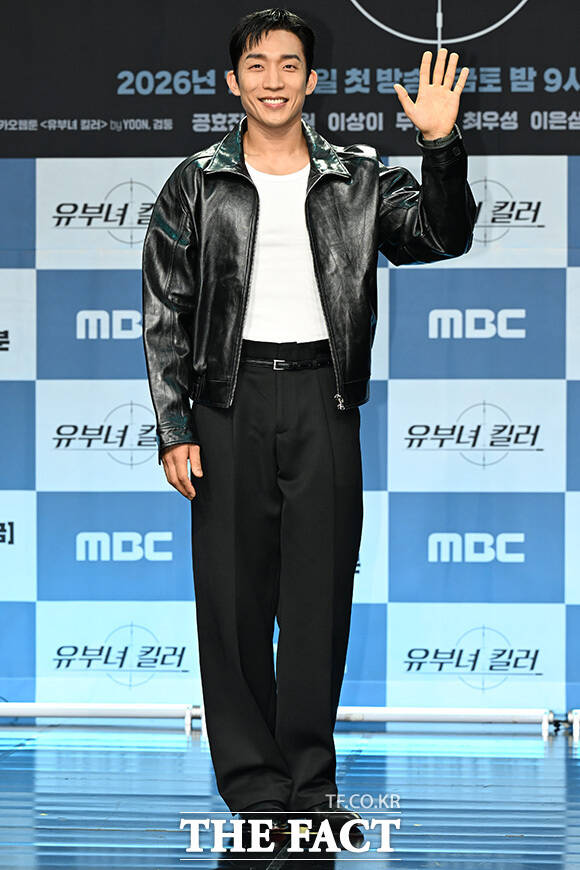 최우성과 정준원, 이은샘, 공효진, 이상이, 무진성(왼쪽부터)포즈를 취하고 있다.