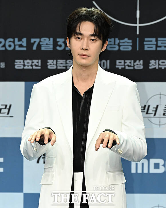 최우성과 정준원, 이은샘, 공효진, 이상이, 무진성(왼쪽부터)포즈를 취하고 있다.