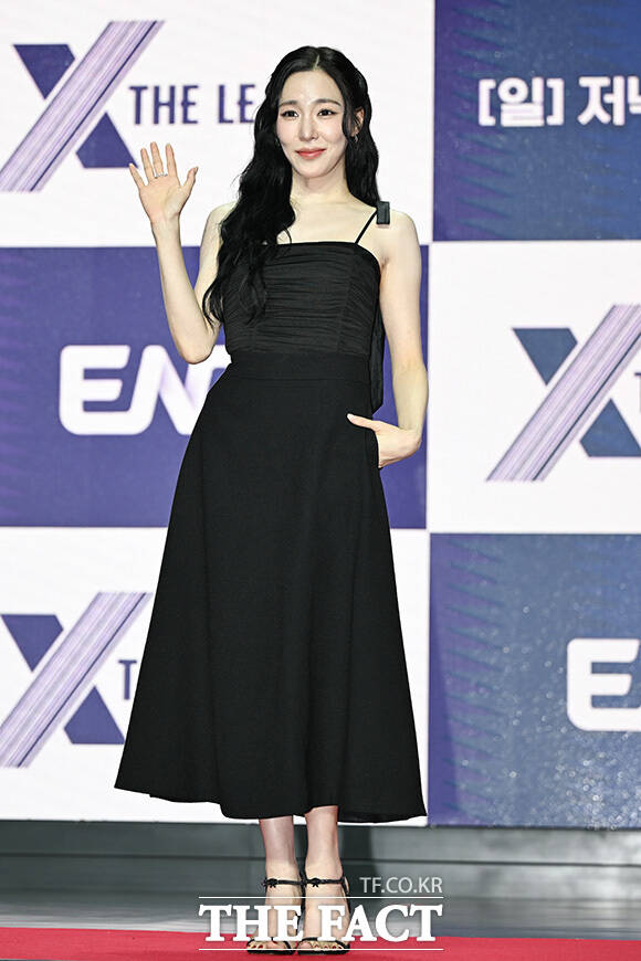 기은세와 노희영, 티파니, 뱀뱀이 포즈를 취하고 있다.