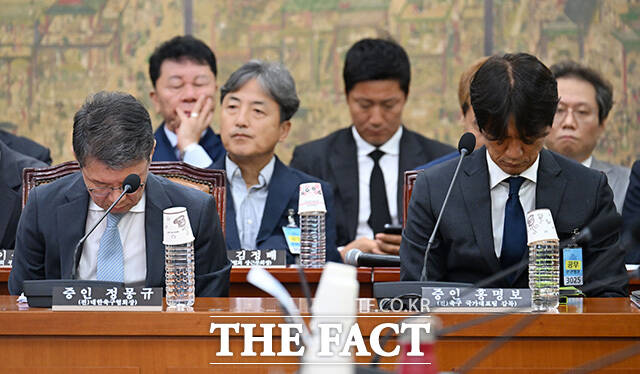 고개 숙인 한국 축구 전 수장들. 정몽규 전 대한축구협회장(왼쪽)과 홍명보 전 축구국가대표 감독.