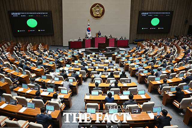30일 오후 서울 여의도 국회에서 열린 제3차 본회의에서 '제9회 전국동시지방선거 투표용지 부족 사태 등 국민참정권 침해 의혹 진상규명을 위한 특별검사의 임명 등에 관한 법률안'이 통과되고 있다. /국회=남용희 기자