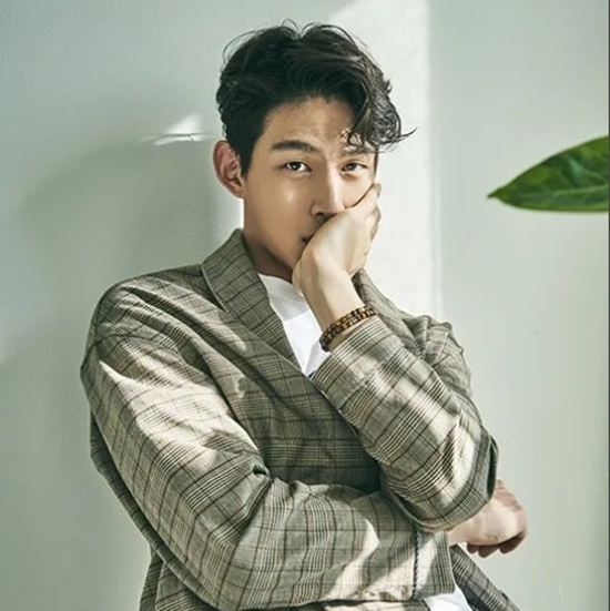 검찰은 약 1년간의 수사 끝에 그룹 UN 출신 배우 최정원에 대해 특수협박 혐의는 기소유예, 동영상 유포 협박과 스토킹 혐의는 모두 무혐의로 결론을 냈다. /온라인 캡처