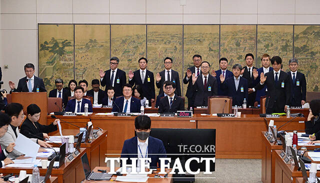 고개 숙인 한국 축구 전 수장들. 정몽규 전 대한축구협회장(왼쪽)과 홍명보 전 축구국가대표 감독.