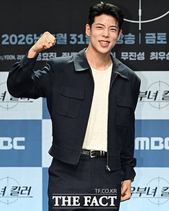 최우성과 정준원, 이은샘, 공효진, 이상이, 무진성(왼쪽부터)포즈를 취하고 있다.