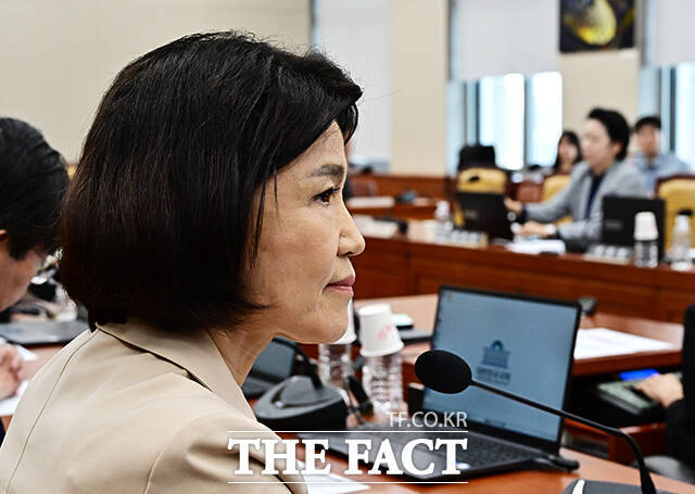 이진숙 국민의힘 의원이 30일 오전 서울 여의도 국회에서 열린 과학기술정보방송통신위원회 전체회의에 참석해 인사말을 하고 있다. /국회=배정한 기자