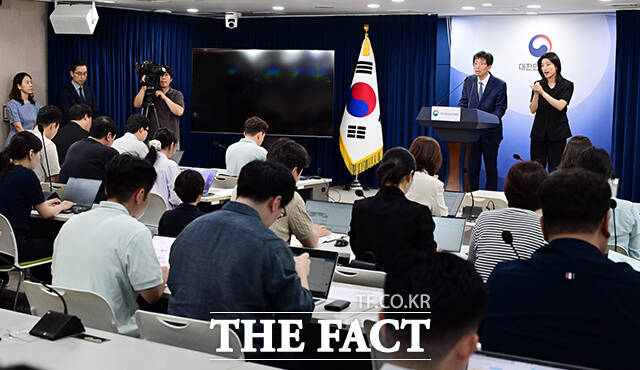 양청삼 개인정보보호위원회 사무처장이 30일 오전 서울 종로구 정부서울청사에서 KT 개인정보 유출사고와 관련한 제재처분 결과를 브리핑하고 있다. /임영무 기자