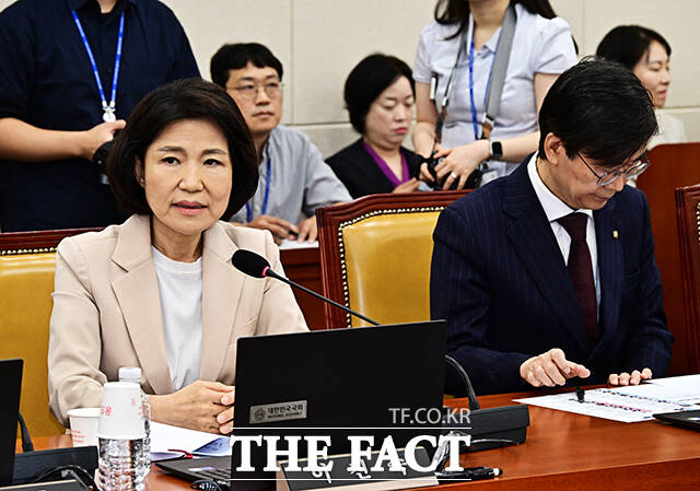 이진숙 국민의힘 의원이 30일 오전 서울 여의도 국회에서 열린 과학기술정보방송통신위원회 전체회의에 참석해 인사말을 하고 있다. /국회=배정한 기자