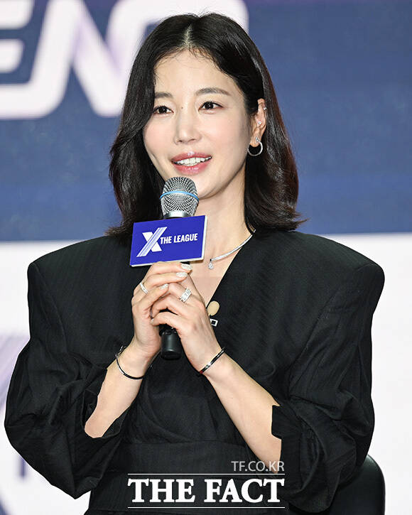 기은세와 노희영, 티파니, 뱀뱀이 포즈를 취하고 있다.