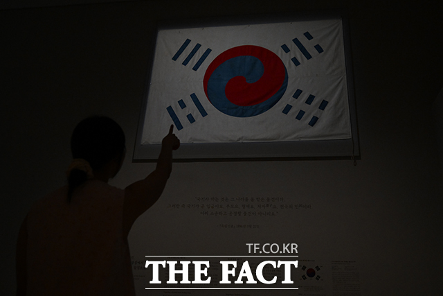 보물 중 하나인 데니 태극기가 전시된 모습.