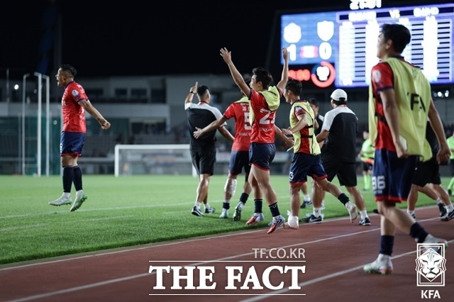  K3리그 울산 시민축구단이 29일 K리그1 울산 HD와의 역사적인 첫 '울산 더비'로 치러진 '2026~27 하나은행 코리아컵' 3라운드(24강)에서 승리하는 대이변을 연출한 뒤 종료 휘슬이 울리자 환호하고 있다./KFA