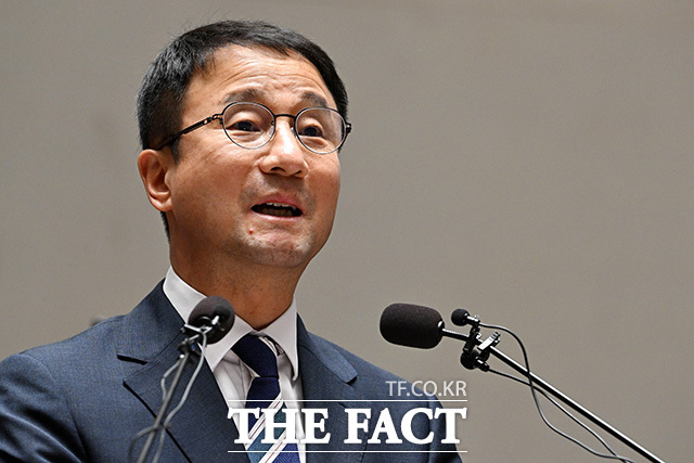 대화 나누는 한병도 더불어민주당 대표 직무대행 겸 원내대표(왼쪽)와 서영교 법사위원장.