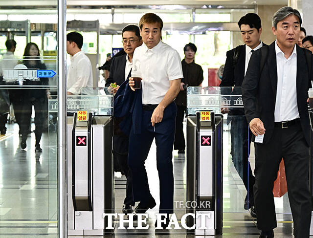 국회 들어서는 김병지 대한축구협회 부회장.