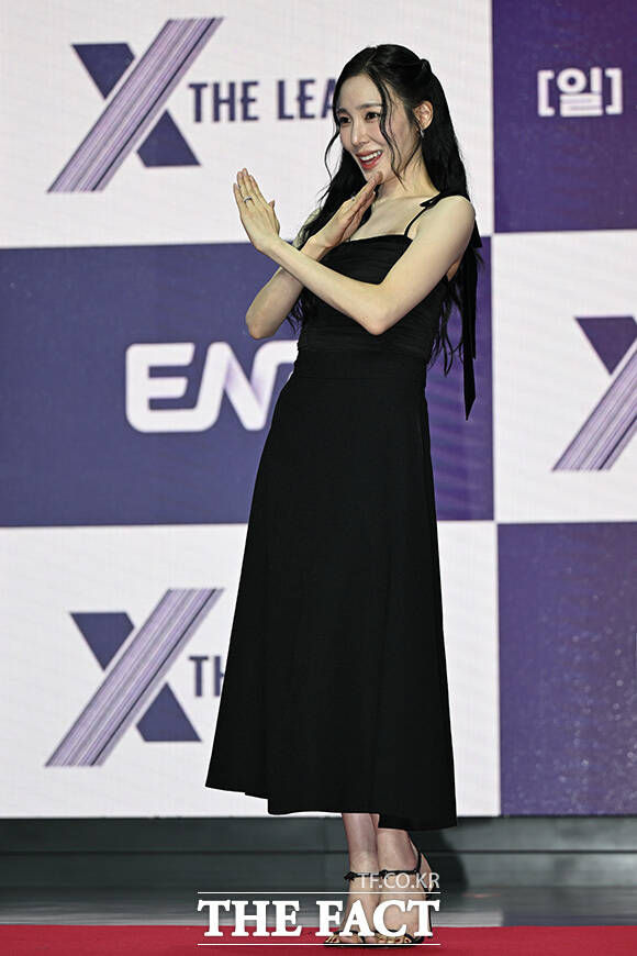 티파니 영이 하트 포즈를 하고 있다.