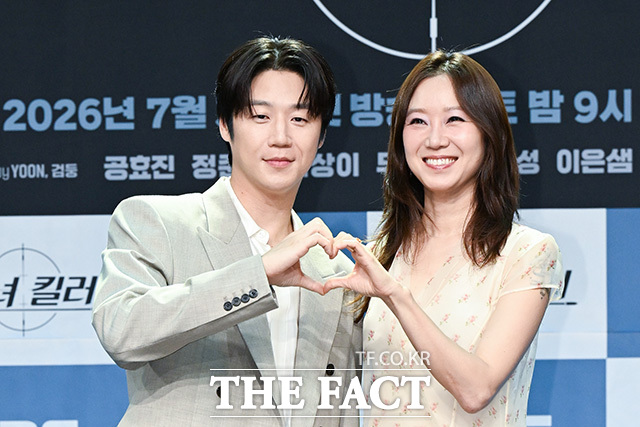 최우성과 정준원, 이은샘, 공효진, 이상이, 무진성(왼쪽부터)포즈를 취하고 있다.
