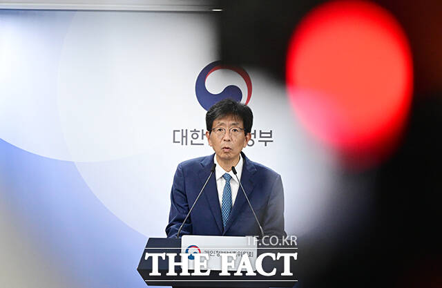 양청삼 개인정보보호위원회 사무처장이 30일 오전 서울 종로구 정부서울청사에서 KT 개인정보 유출사고와 관련한 제재처분 결과를 브리핑하고 있다. /임영무 기자