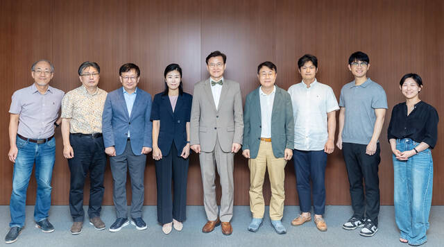 카카오가 AI 윤리 거버넌스 강화를 위해 위촉한 'AI&기술윤리 소위원회’의 외부 전문 자문단이 지난 29일 첫 정례회의를 열고, 기념 촬영을 하고 있다. 사진 속 인물은 이민석 국민대학교 소프트웨어융합대학 교수(왼쪽부터), 이상욱 한양대학교 철학과 교수, 이원태 국민대학교 특임교수, 유재연 한양대학교 사회혁신융합전공 겸임교수, 김명주 AI안전연구소 소장, 변순용 서울교육대학교 윤리교육과 교수, 정병수 유니세프 L&D센터장, 김경훈 카카오 AI 세이프티 리더, 하진화 카카오 AI 커뮤니케이션 수석이다. /카카오