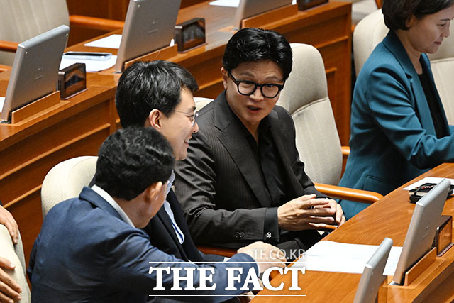 뚜렷한 반전 계기를 마련하지 못한 한 의원이 당분간 정책 현안에 집중하는 행보를 이어갈 것이란 분석이 나온다. 사진은 한 의원이 23일 오후 서울 여의도 국회에서 열린 제437회 국회(임시회) 2차 본회의에 참석하고 있는 모습. /서예원 기자
