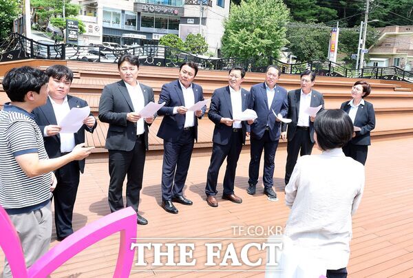대전시 유성구의회 사회도시위원회가 30일 방동저수지에 조성된 '윤슬거리'를 방문해 사업 추진 현황과 시설 운영 실태 점검에 나섰다. /유성구의회