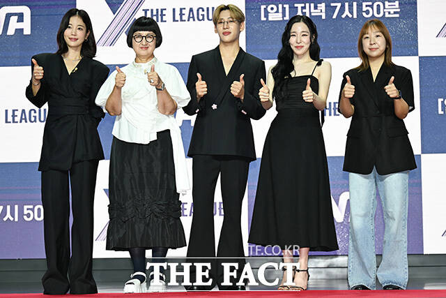 배우 기은세, 마케팅 전문가 노희영, 그룹 갓세븐의 뱀뱀, 그룹 소녀시대의 티파니 영, 이혜옥 PD(왼쪽부터)가 30일 오전 서울 마포구 큐브컨벤션센터에서 진행된 ENA 새 예능프로그램 엑스 더 리그 제작발표회에 참석해 다양한 이야기를 나눴다. /송호영 기자
