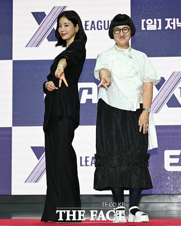 기은세와 노희영, 티파니, 뱀뱀이 포즈를 취하고 있다.