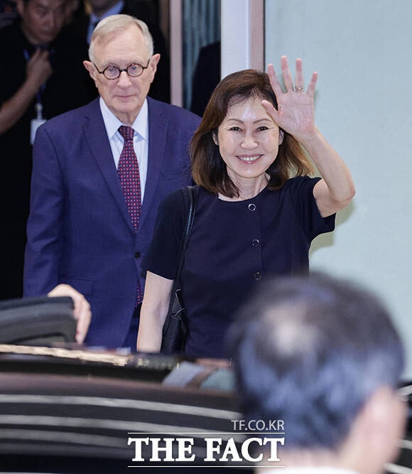 인사하는 미셸 스틸 대사. /공항사진기자단