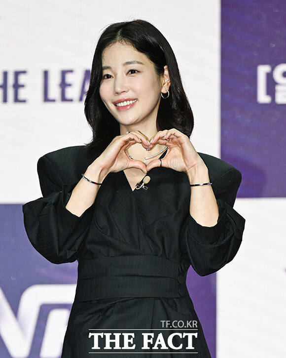 기은세와 노희영, 티파니, 뱀뱀이 포즈를 취하고 있다.