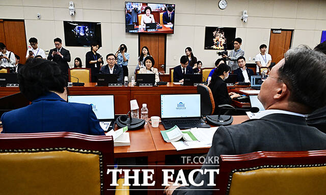 이진숙 국민의힘 의원이 30일 오전 서울 여의도 국회에서 열린 과학기술정보방송통신위원회 전체회의에 참석해 인사말을 하고 있다. /국회=배정한 기자