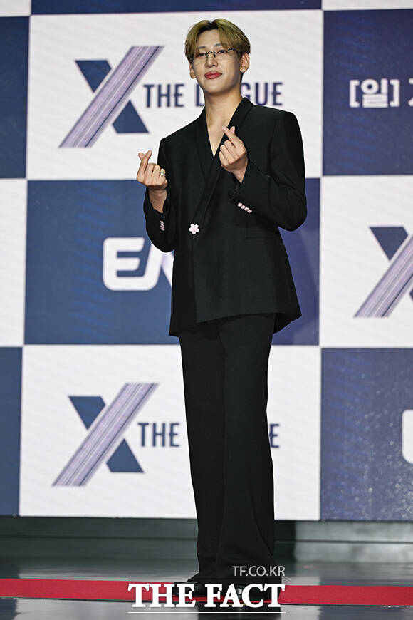 기은세와 노희영, 티파니, 뱀뱀이 포즈를 취하고 있다.