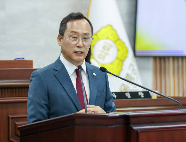 홍성근 울릉군의회 의원이 5분 자유발언을 하고 있다. /울릉군의회