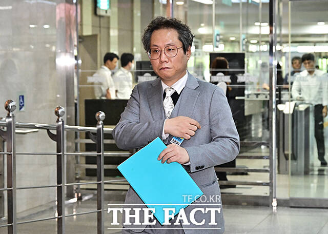 국회 들어서는 한준희 전 대한축구협회 부회장.
