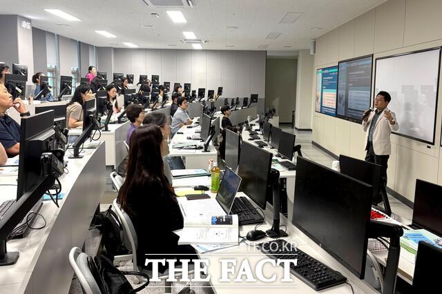 강태구 건양사이버대 교수가 소상공인 DX 전환센터에서 소상공인 및 예비창업자를 대상으로 성공 사례 특강을 진행하고 있다. /건양사이버대