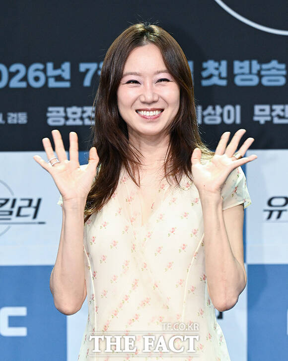최우성과 정준원, 이은샘, 공효진, 이상이, 무진성(왼쪽부터)포즈를 취하고 있다.
