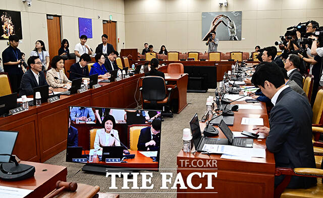 이진숙 국민의힘 의원이 30일 오전 서울 여의도 국회에서 열린 과학기술정보방송통신위원회 전체회의에 참석해 인사말을 하고 있다. /국회=배정한 기자