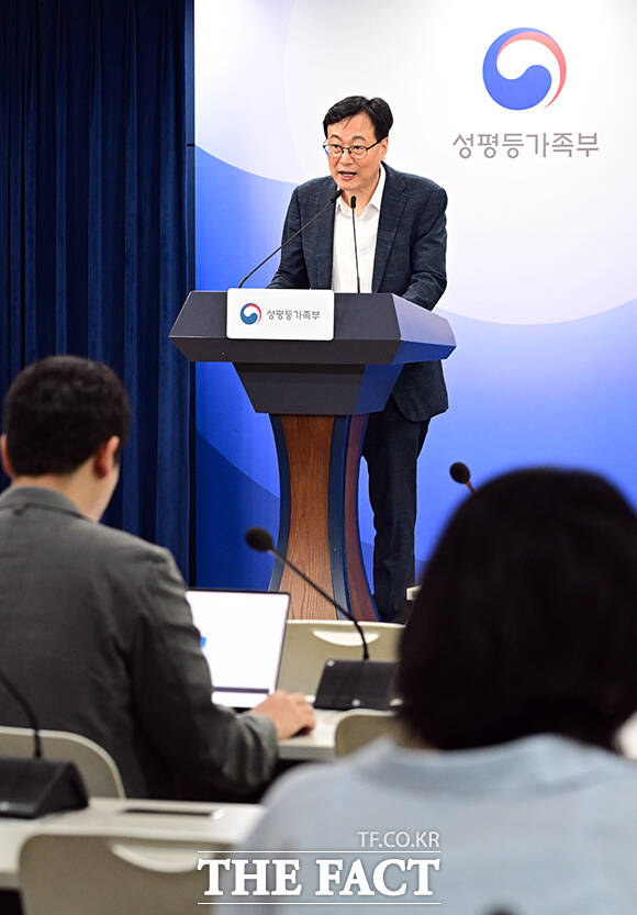 김성철 성평등가족부 안전인권정책관이 30일 오전 서울 종로구 정부서울청사에서 가정폭력 실태조사 결과를 발표하고 있다. /임영무 기자
