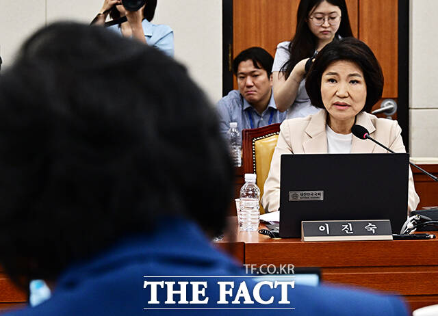 이진숙 국민의힘 의원이 30일 오전 서울 여의도 국회에서 열린 과학기술정보방송통신위원회 전체회의에 참석해 인사말을 하고 있다. /국회=배정한 기자