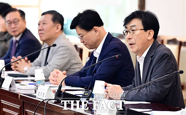 정기현 의료혁신위원장이 30일 오전 서울 종로구 정부서울청사에서 열린 제8차 의료혁신위원회 회의에 참석해 모두발언을 하고 있다. /임영무 기자
