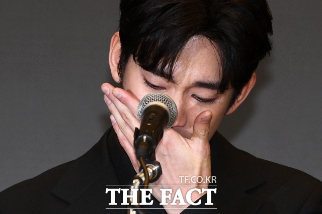 김수현을 둘러싸고 1년 넘게 이어졌던 미성년자 교제 및 성적 학대 의혹이 경찰의 무혐의 판단으로 사실상 새로운 국면을 맞았다. 사진은 김수현이지난해 故 김새론과 미성년자 시절 교제 의혹과 관련해 기자회견을 열고 입장을 밝히며 눈물을 흘리고 있다. /서예원 기자