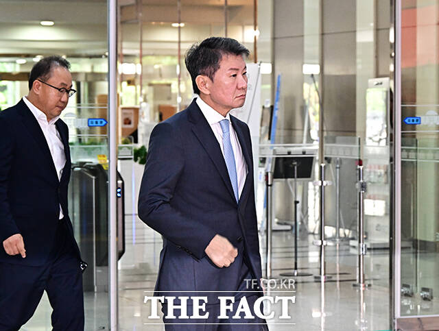 정몽규 전 대한축구협회 회장이 30일 오전 서울 여의도 국회 문화체육관광위원회에서 열리는 대한축구협회 청문회에 출석하기 위해 국회로 들어서고 있다.