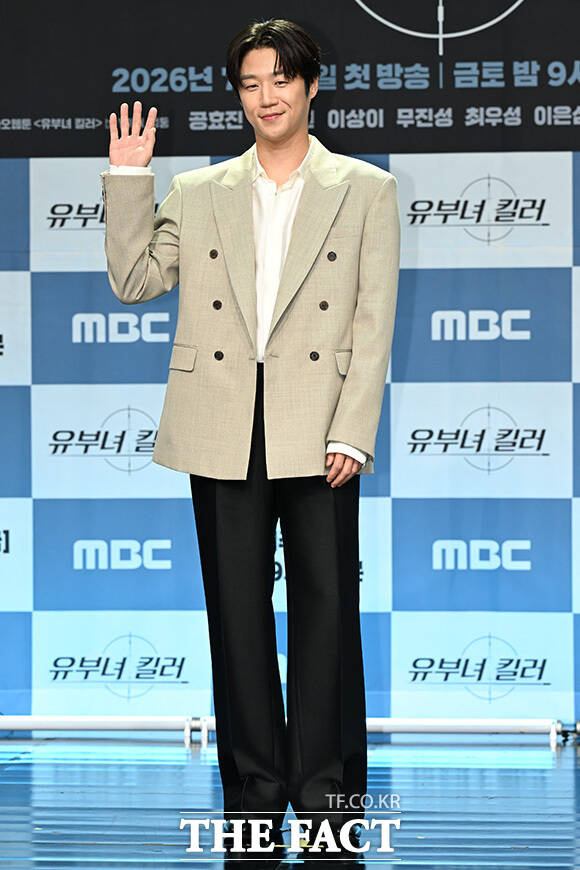 최우성과 정준원, 이은샘, 공효진, 이상이, 무진성(왼쪽부터)포즈를 취하고 있다.